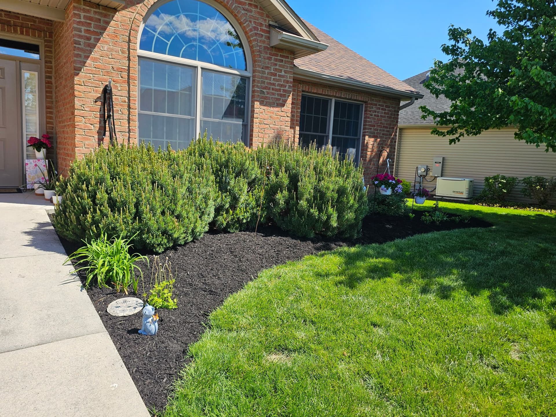 Gallery photos for Fresh Mulch, Clean Edges, Zero Weeds Left Behind: Image #4