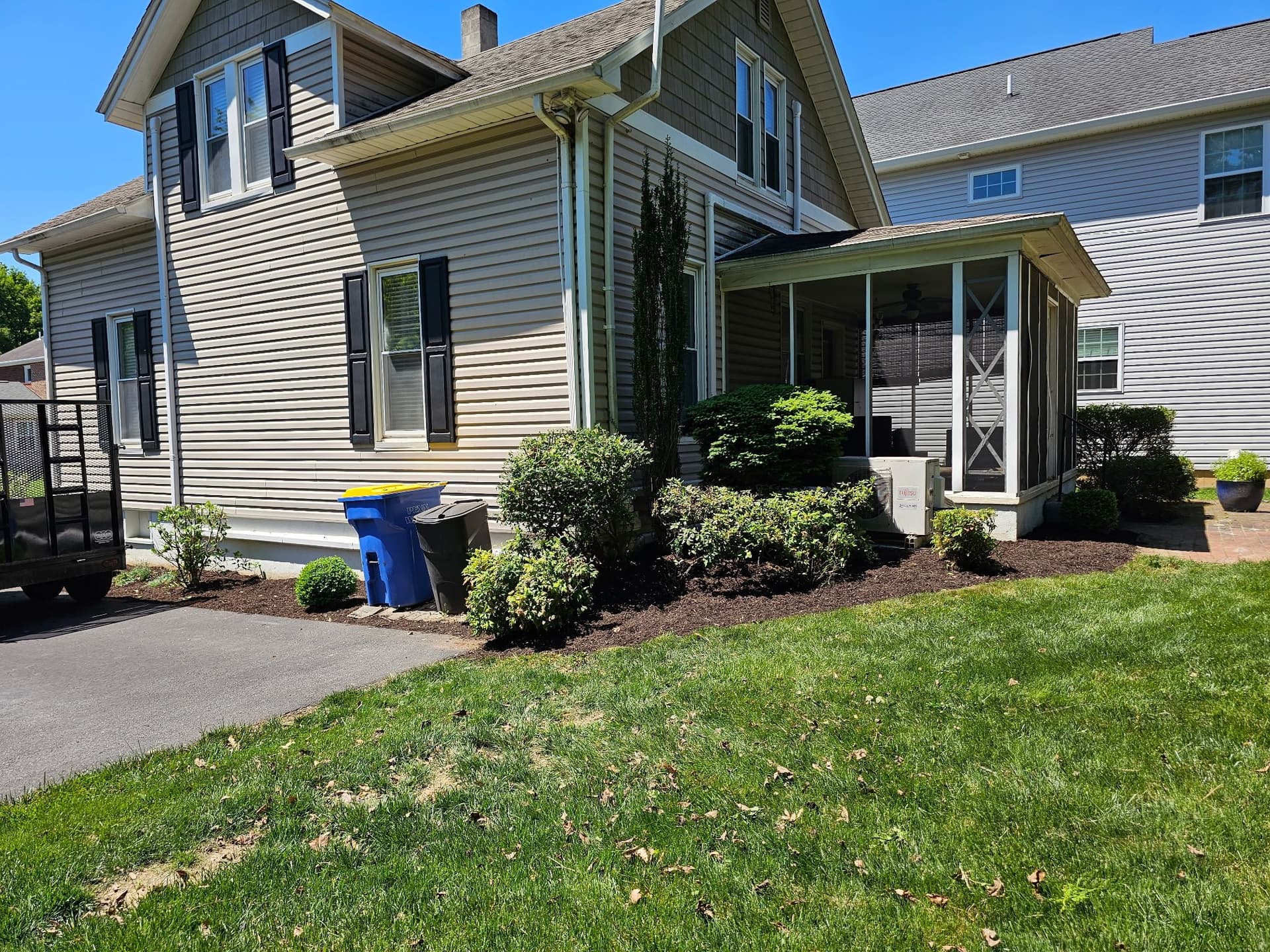 Gallery photos for Shrub Trimming, Mulch Install and Bed Cleanup Done Right: Image #2