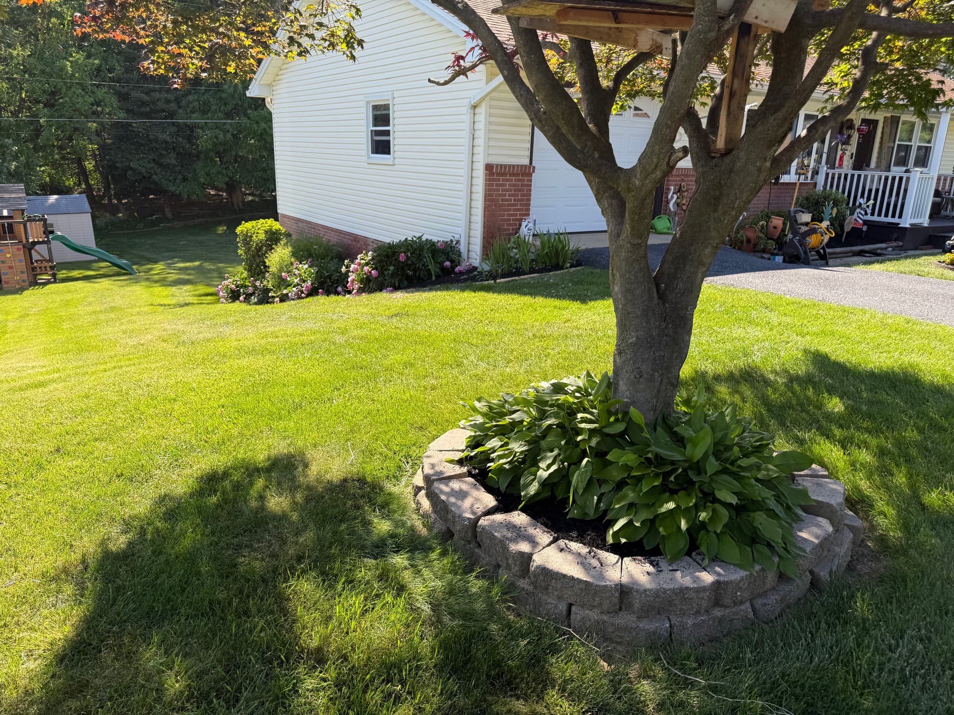 Gallery photos for Fresh Mulch Makes Yard Ornaments and Statues Pop: Image #8