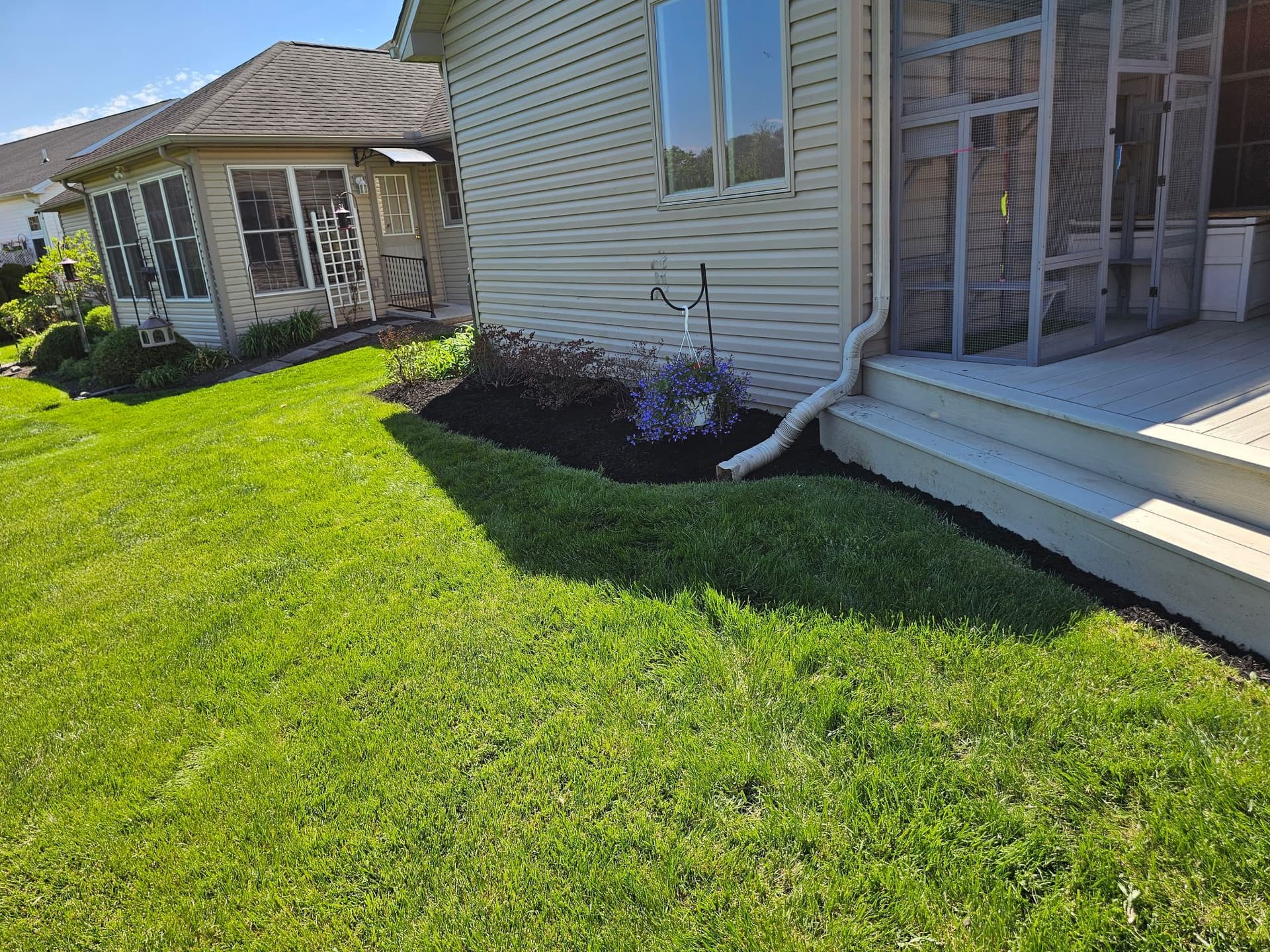 Gallery photos for Fresh Mulch, Clean Edges, Zero Weeds Left Behind: Image #2