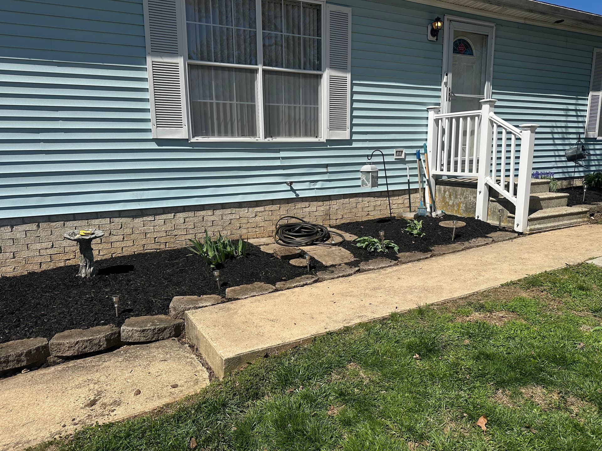 Gallery photos for Overgrown Front Beds Cleaned Up and Fresh Mulch Laid: Image #6