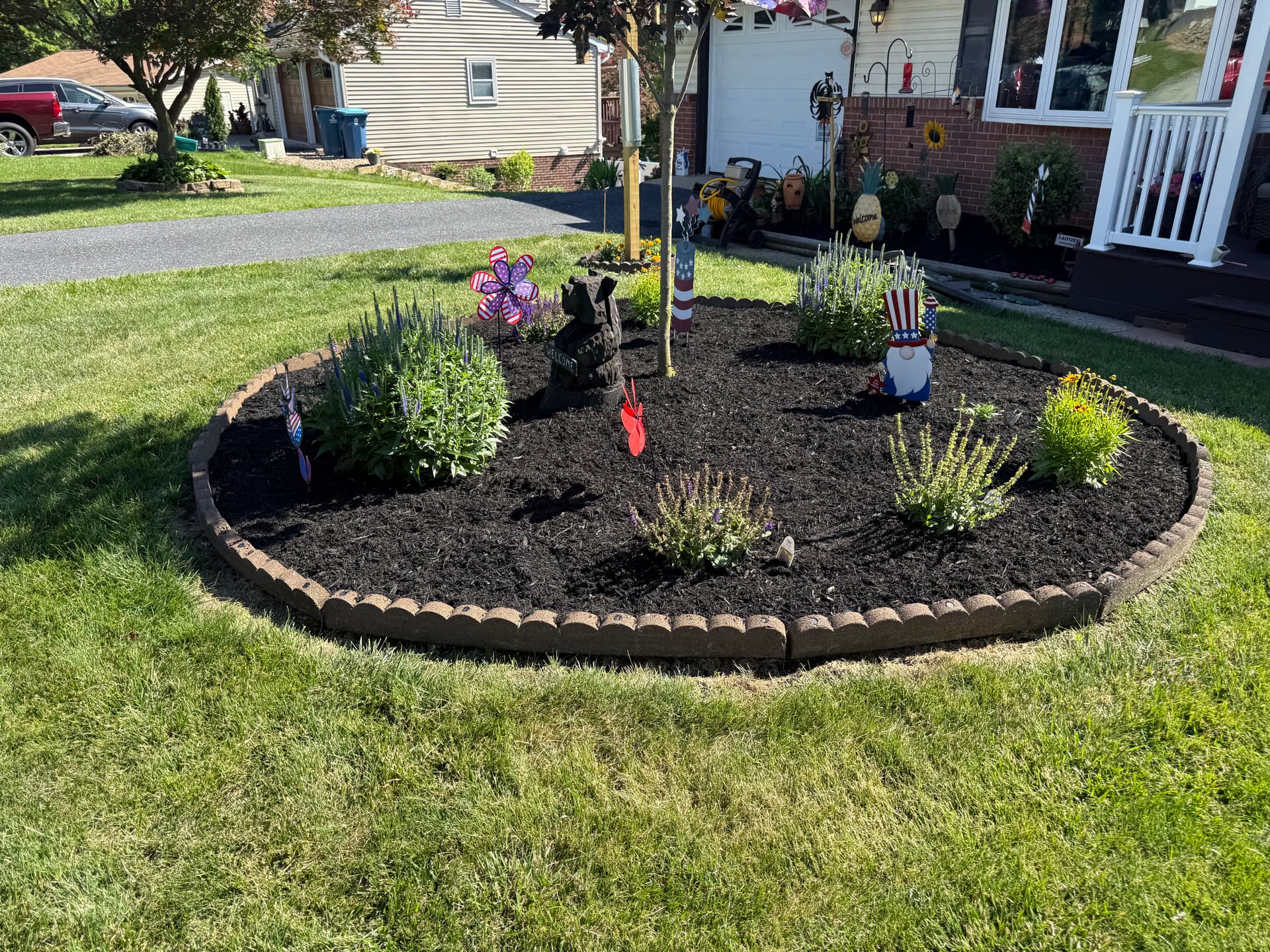 Gallery photos for Fresh Mulch Makes Yard Ornaments and Statues Pop: Image #6