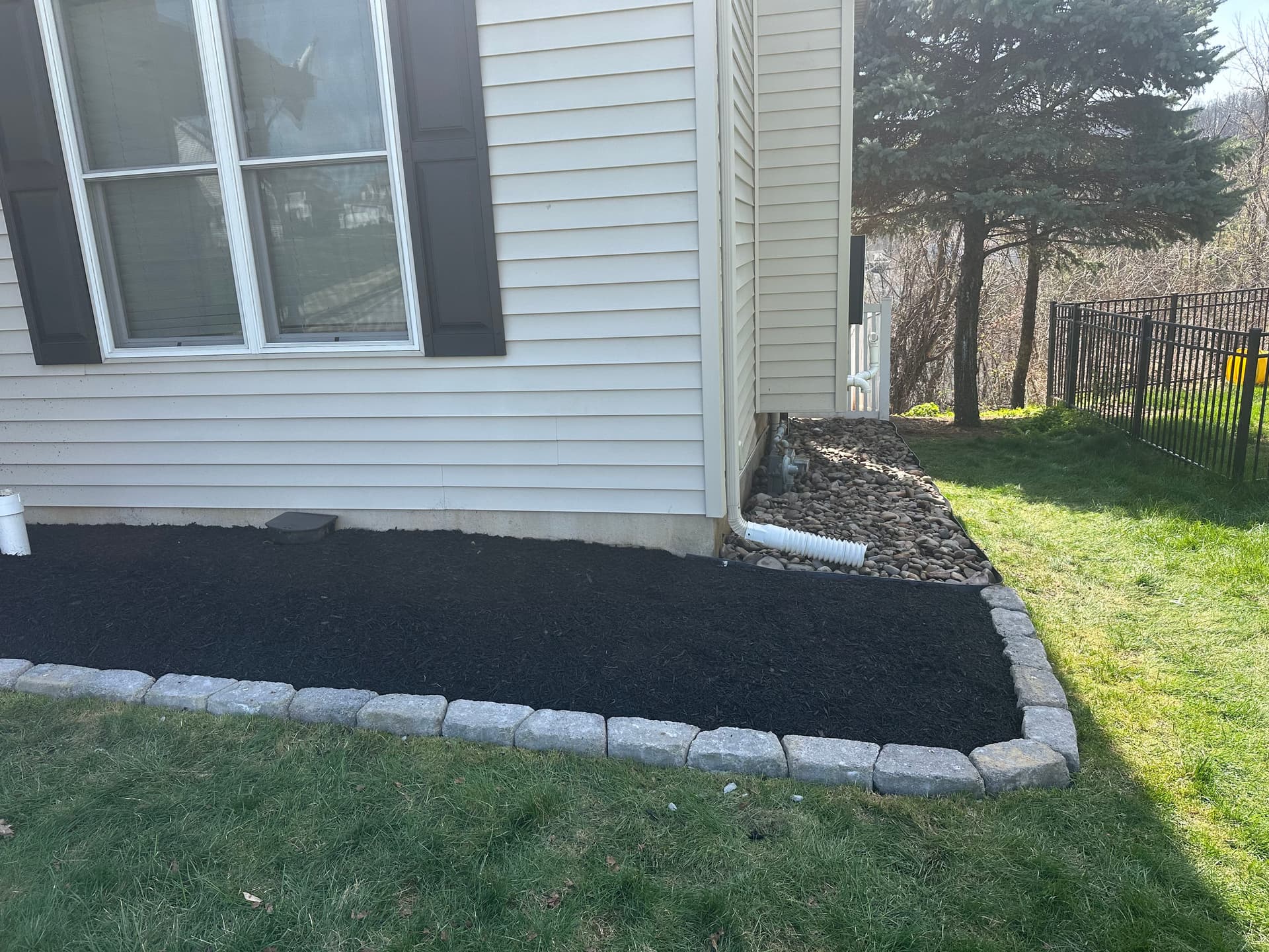 Gallery photos for Front Yard Stone Bed Build with Paver Border and Black Mulch: Image #3