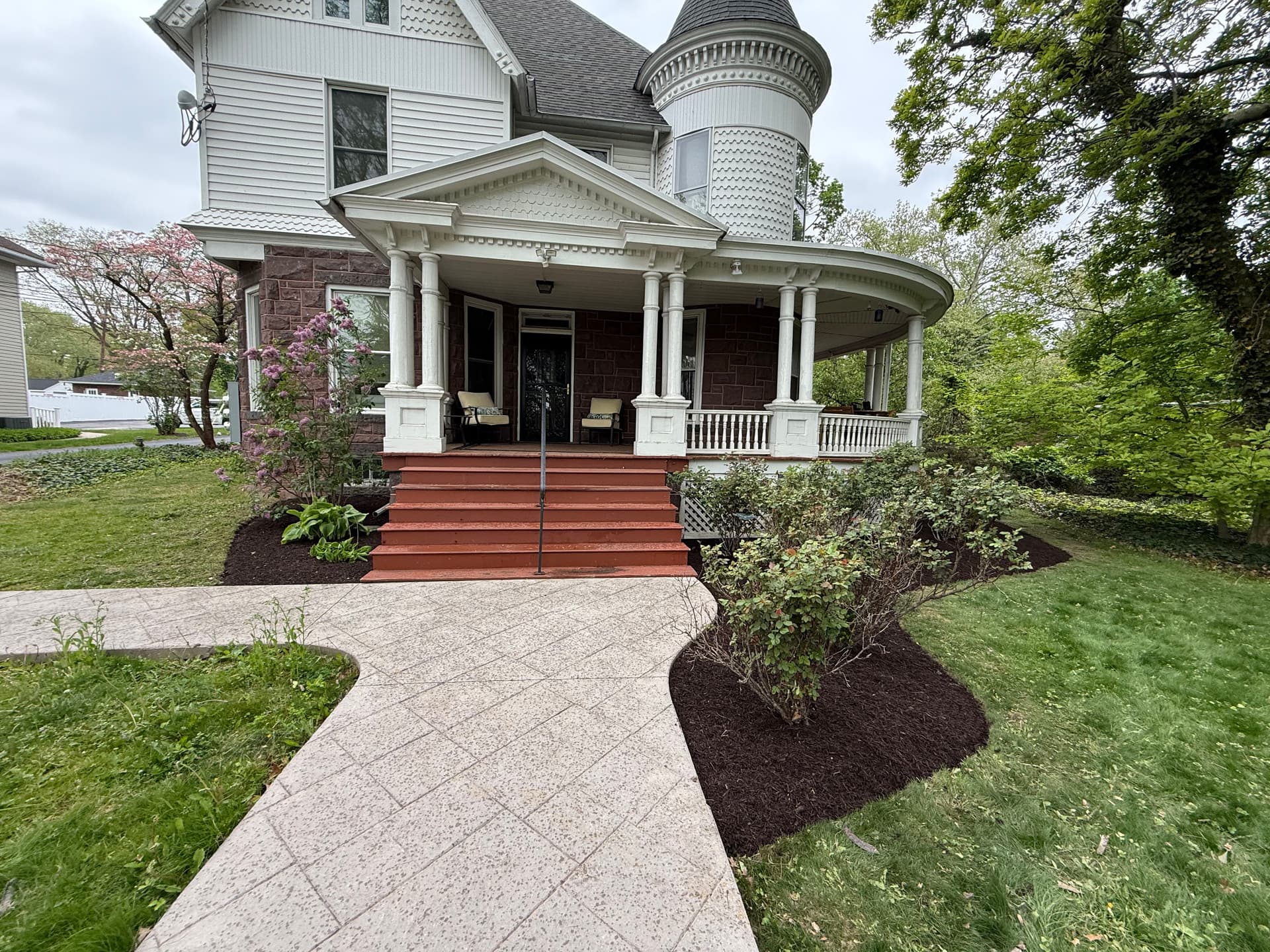 Gallery photos for Fresh Mulch That Makes a Victorian Home's Curb Appeal Pop: Image #1