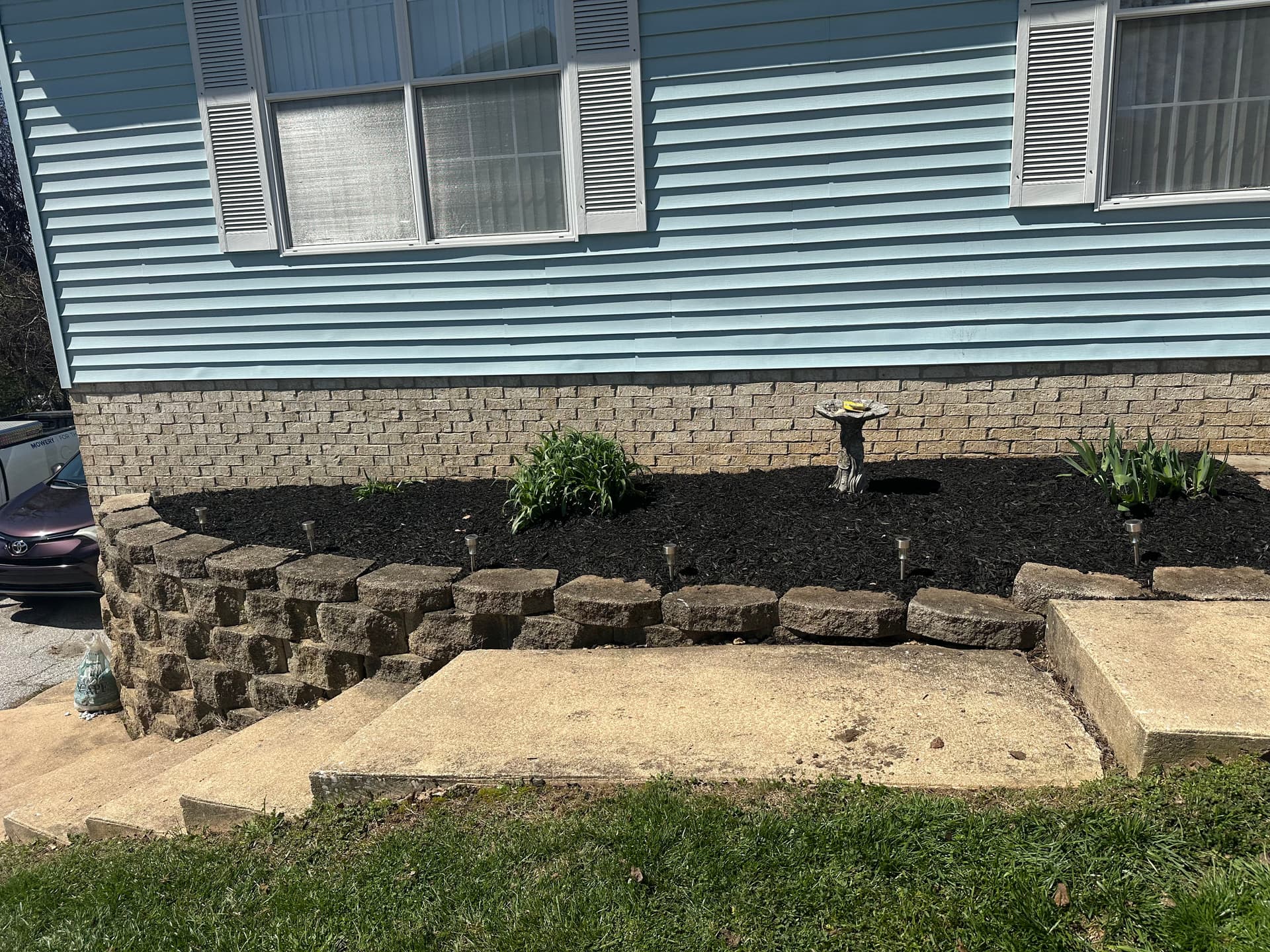 Gallery photos for Overgrown Front Beds Cleaned Up and Fresh Mulch Laid: Image #5