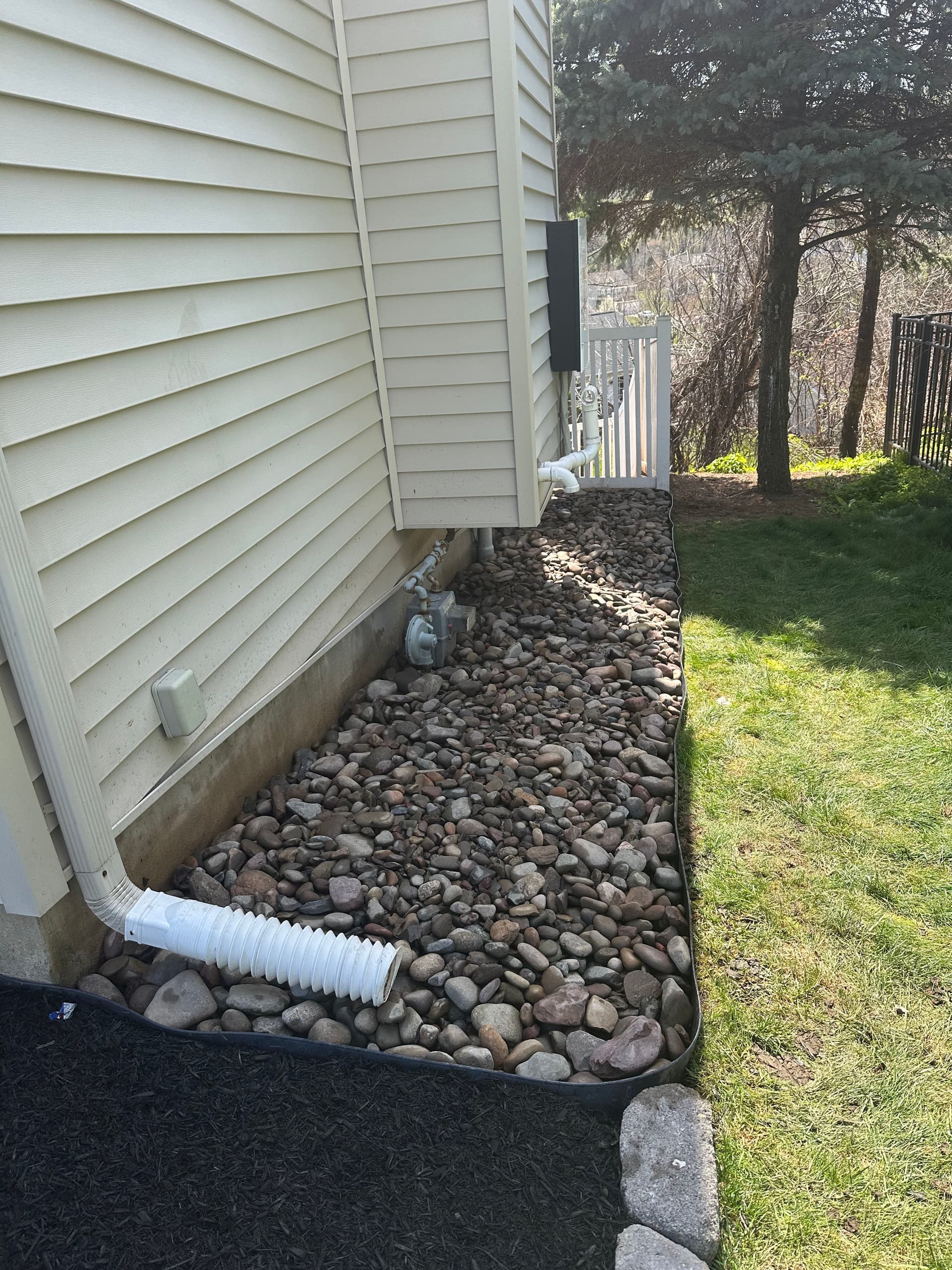 Gallery photos for Front Yard Stone Bed Build with Paver Border and Black Mulch: Image #4