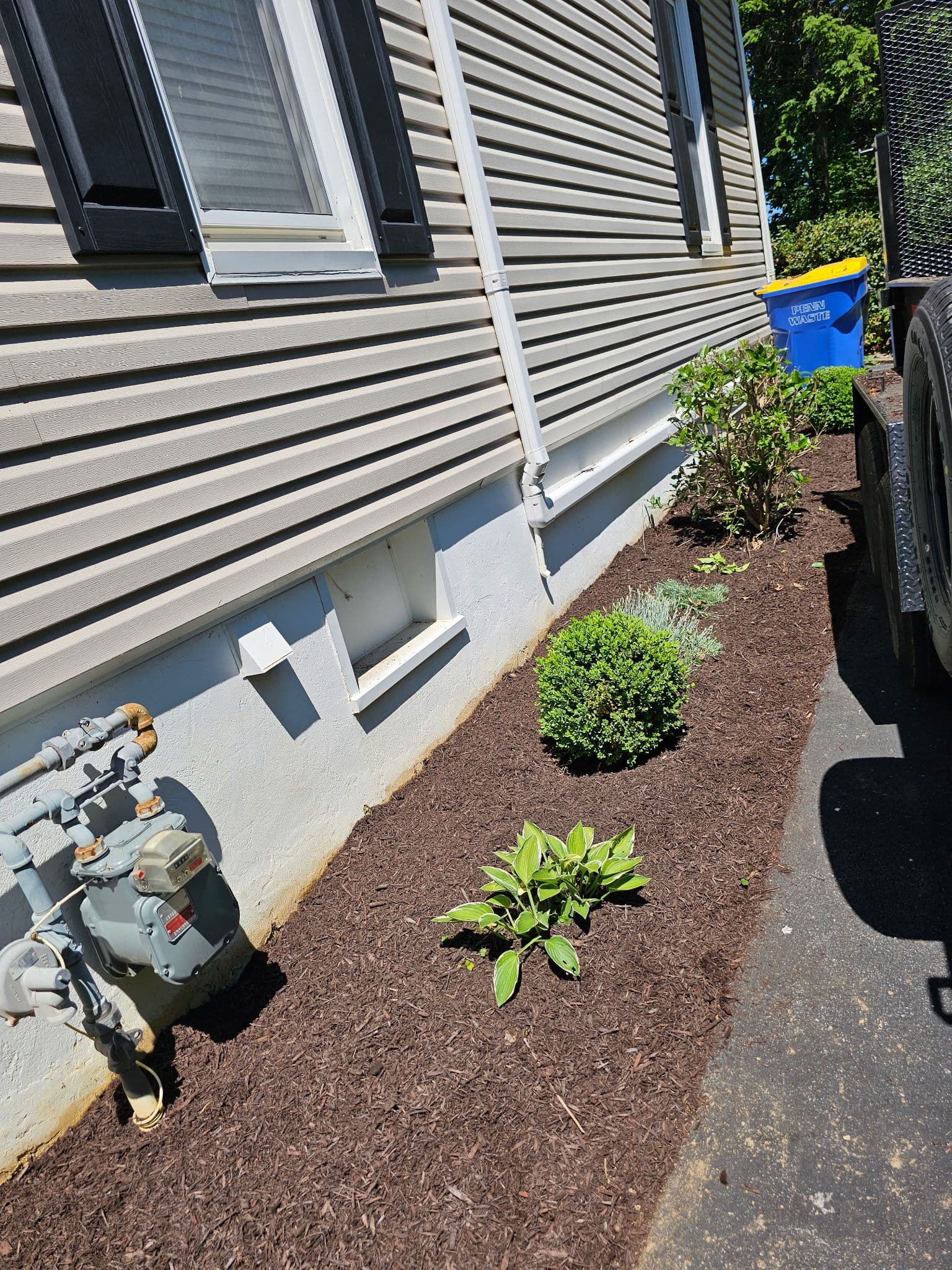 Gallery photos for Shrub Trimming, Mulch Install and Bed Cleanup Done Right: Image #3