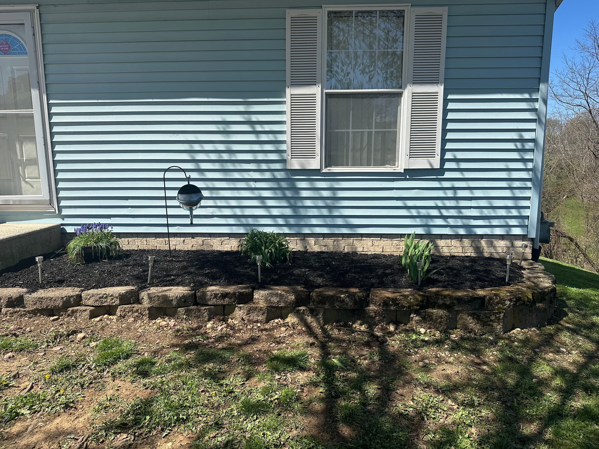 Gallery photos for Overgrown Front Beds Cleaned Up and Fresh Mulch Laid: Image #4