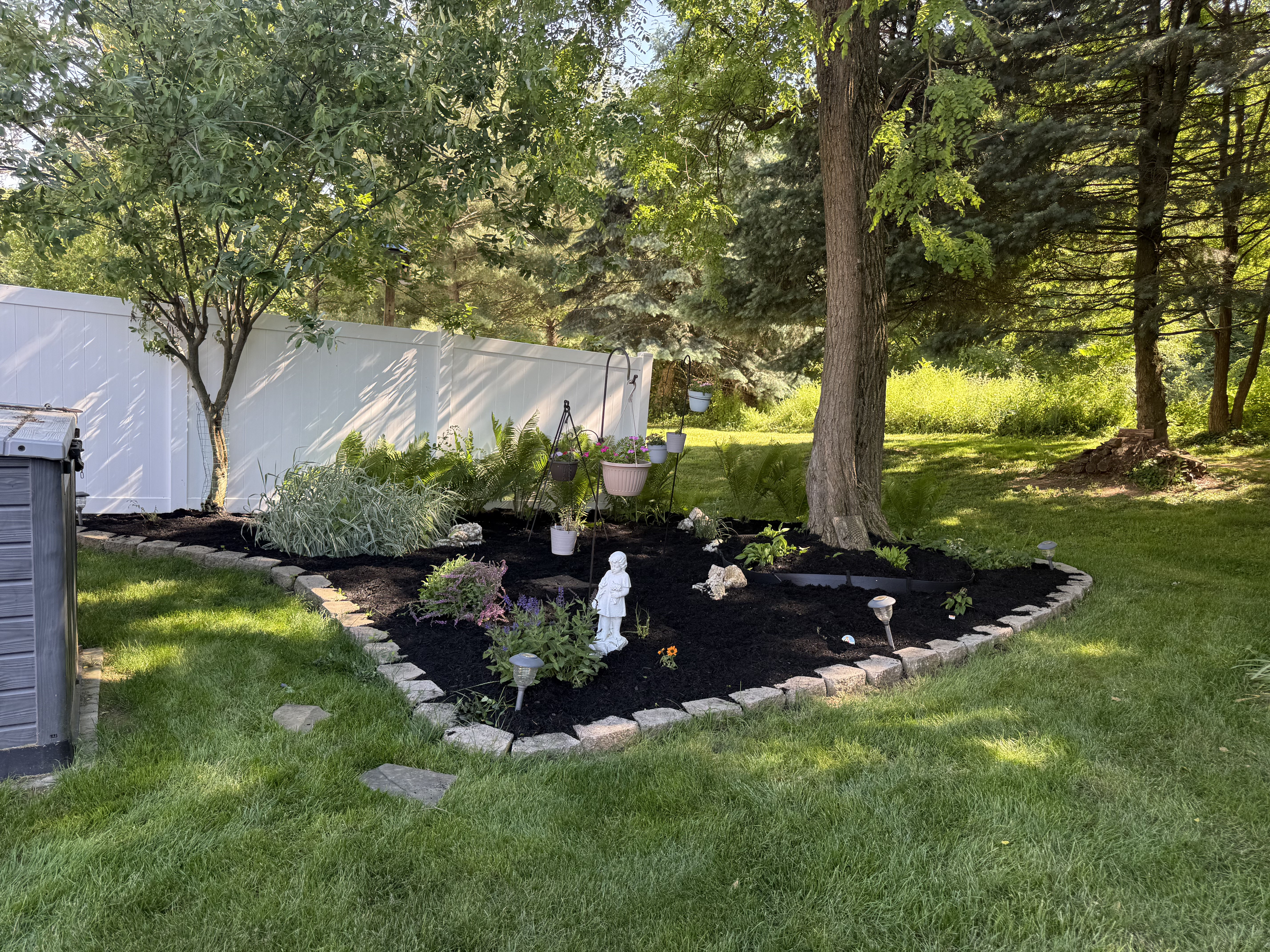 Gallery photos for Fresh Mulch Makes Yard Ornaments and Statues Pop: Image #5