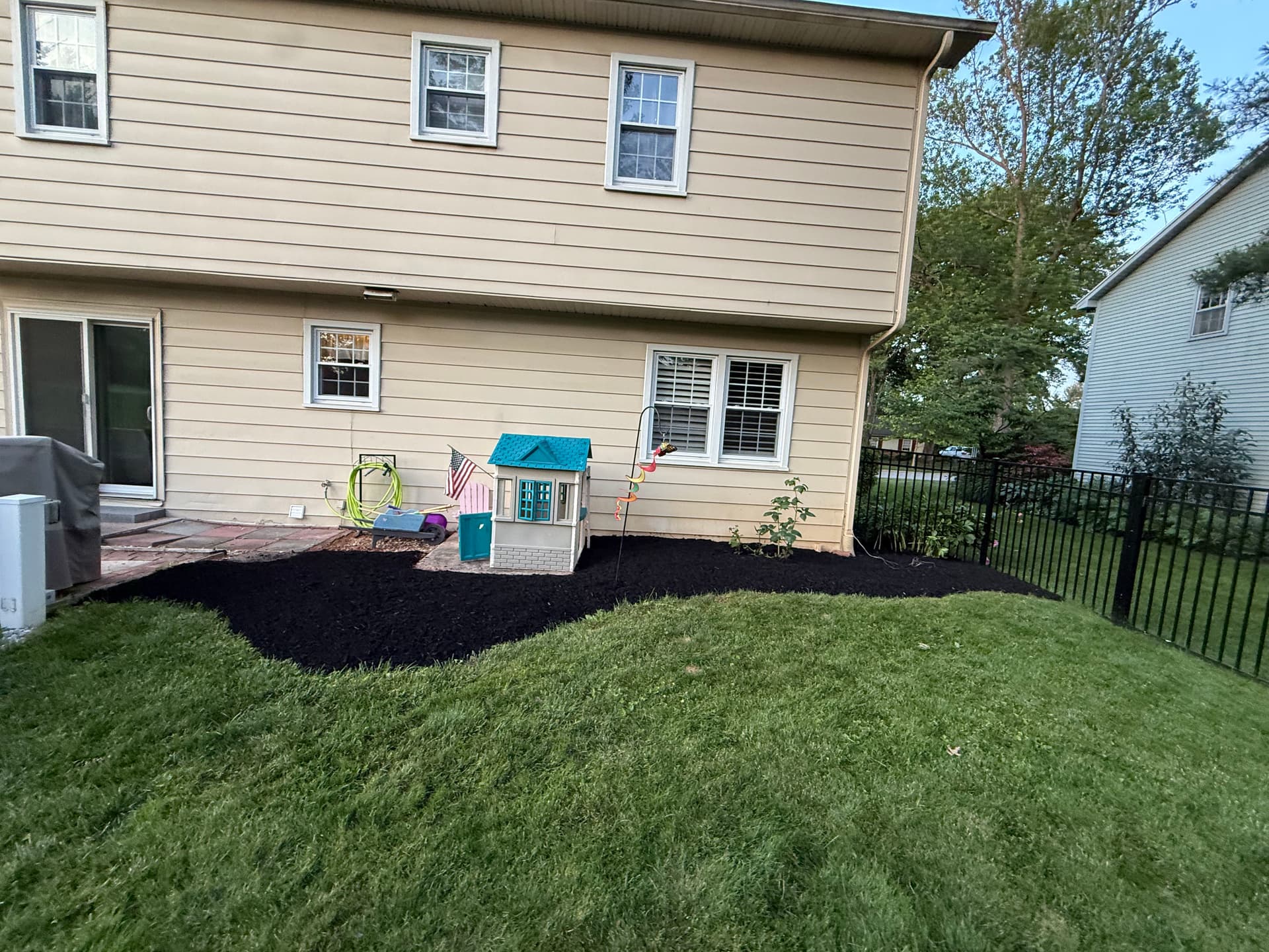 Gallery photos for Black Mulch Refresh That Makes the Whole Yard Look Sharp: Image #3