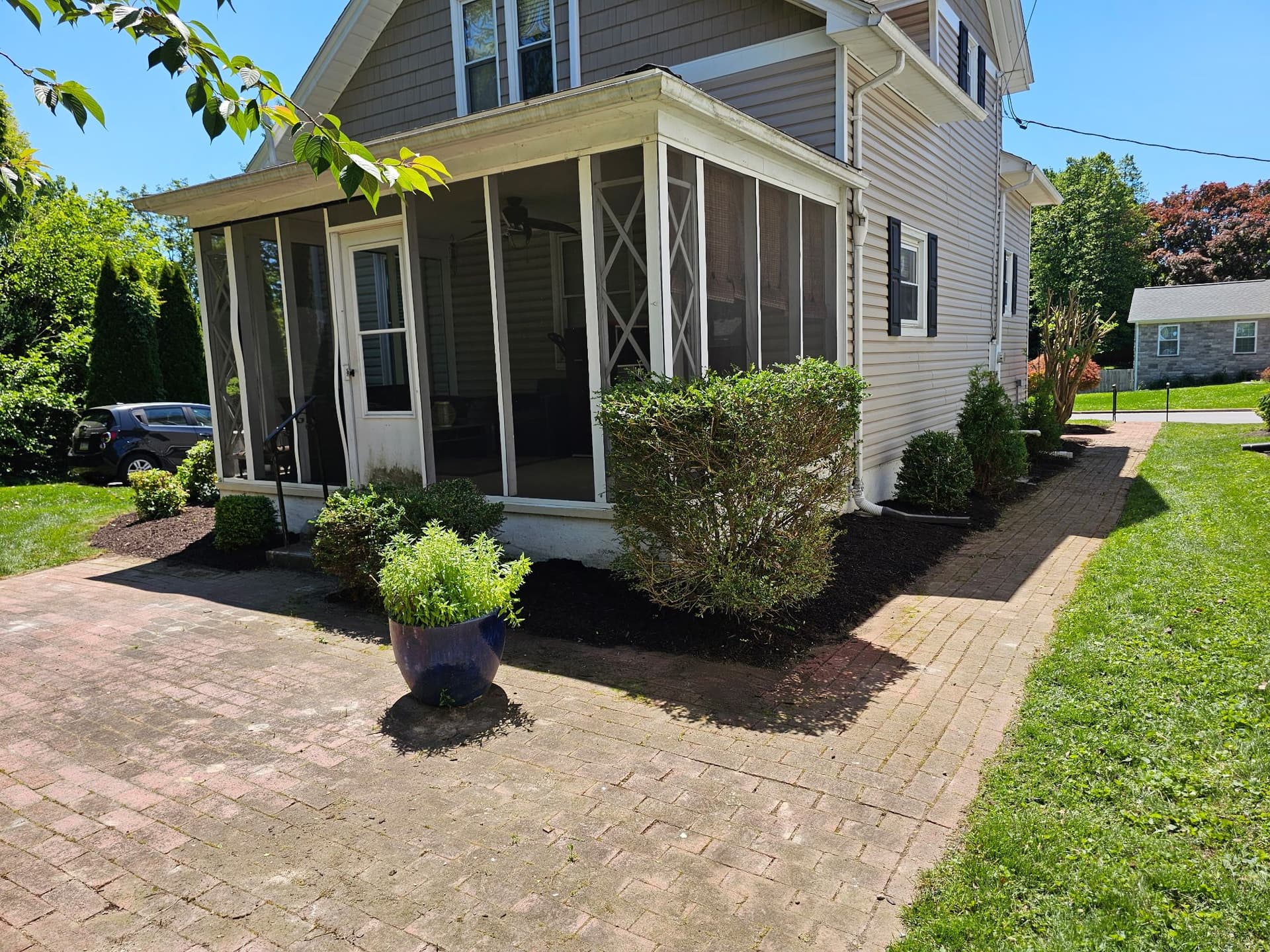 Gallery photos for Shrub Trimming, Mulch Install and Bed Cleanup Done Right: Image #5