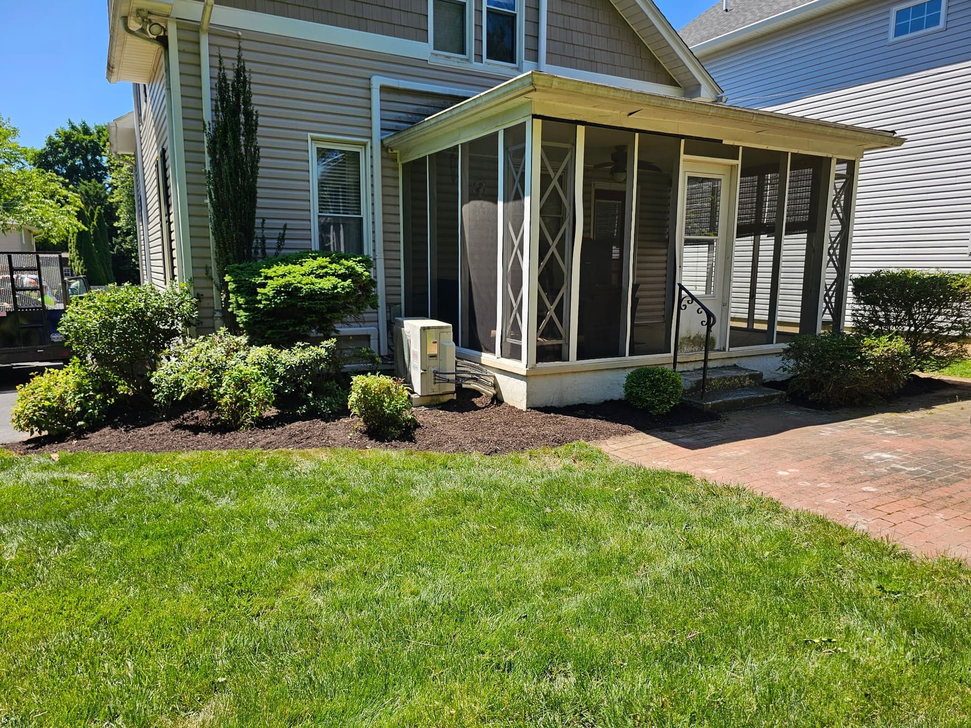 Gallery photos for Shrub Trimming, Mulch Install and Bed Cleanup Done Right: Image #1