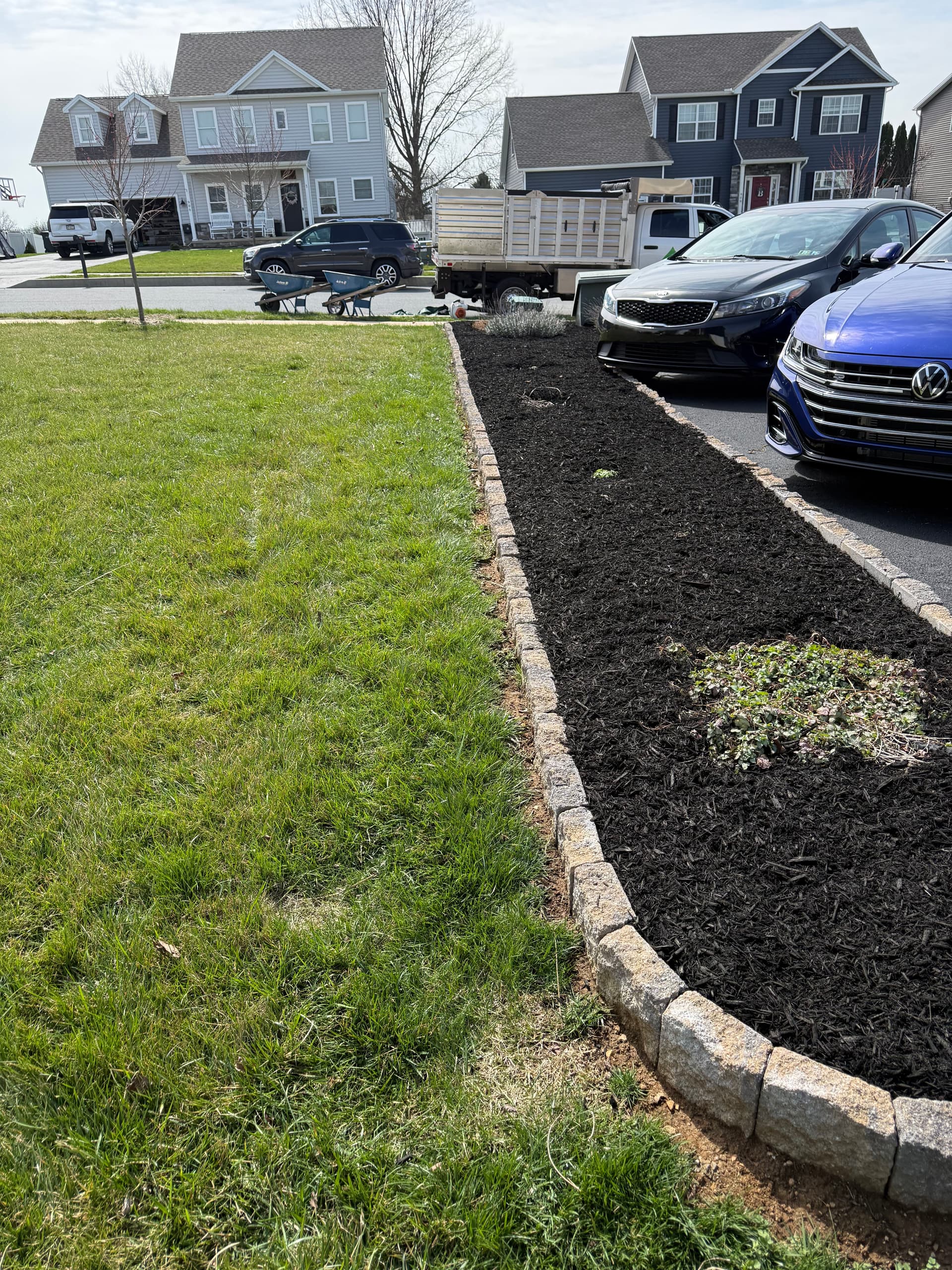 Gallery photos for Mulching and Hardscaping Excellence in Backyard Spaces: Image #5